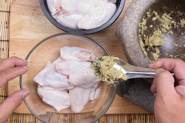 Chef-kok om kruiden te kippenvleugeltjes voor het koken — Stockfoto