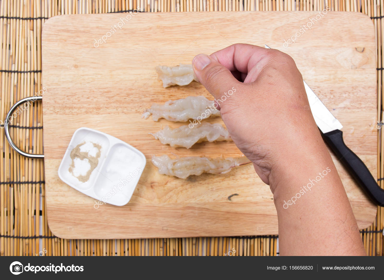 Chef di cucina gambero crudo con sale e pepe — Foto Stock ... Chef di cucina gambero crudo con sale e pepe — Foto Stock ...