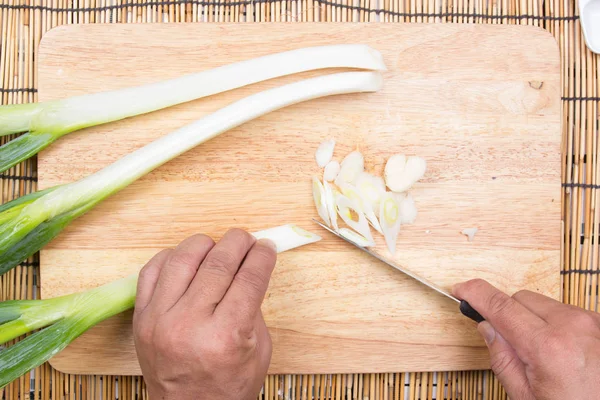 Chef taglio scalogno su legno largo — Foto Stock