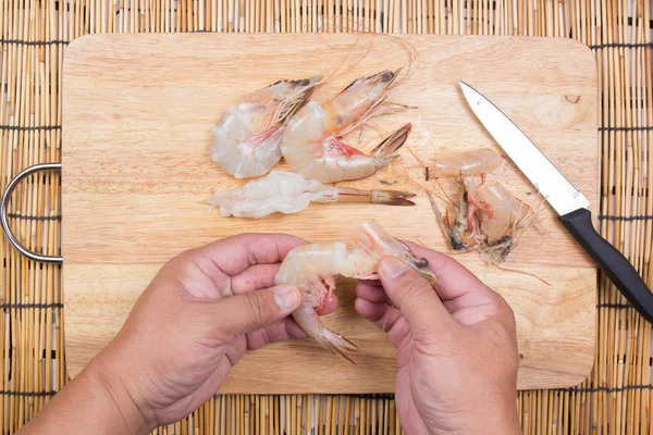 Chef peeling Shell de camarão Imagem De Stock