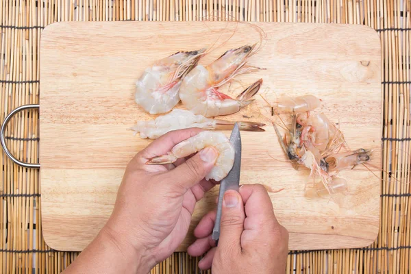 Chef cozinhar camarão cru com faca Imagem De Stock