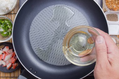 Tencereye yağ koyarak Şef