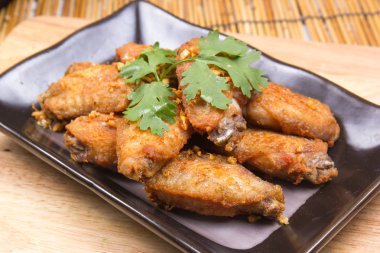 kızarmış tavuk kanadı plaka üzerinde