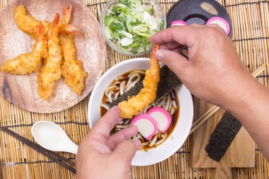 Şef tempura udon karides tempura ile dekore edilmiştir.