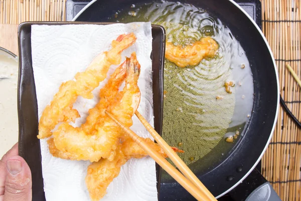 Chef mettendo frittura gamberetti Tempura al piatto — Foto Stock