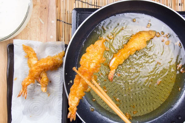 Chef colocando camarão fritar Tempura para o prato — Fotografia de Stock