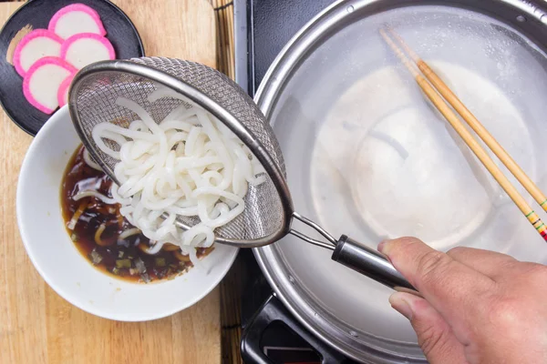 Chef colocando macarrão udon para copo Imagem De Stock