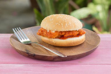 Tavuk Burger plaka üzerinde