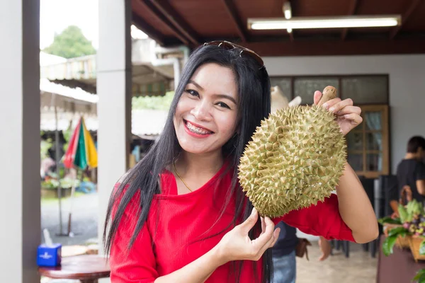 Mulher agradável segurando Durian Imagens Royalty-Free