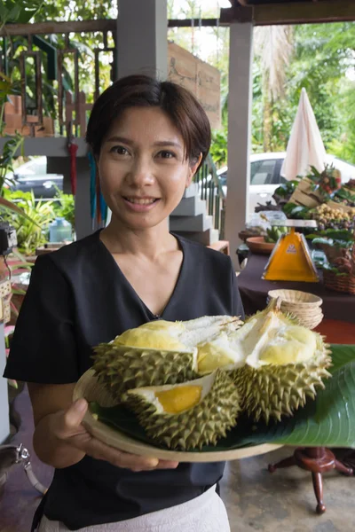 Mulher agradável segurando bandeja Durian Fotografias De Stock Royalty-Free