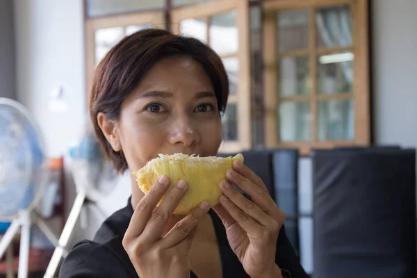Mulher agradável segurando pedaço de Durian Imagens Royalty-Free