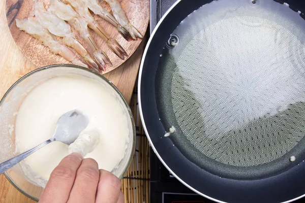 Chef preapred shrimp before frying — Stock Photo, Image