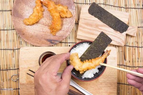 Szef kuchni urządzone tempura na ryżu — Zdjęcie stockowe