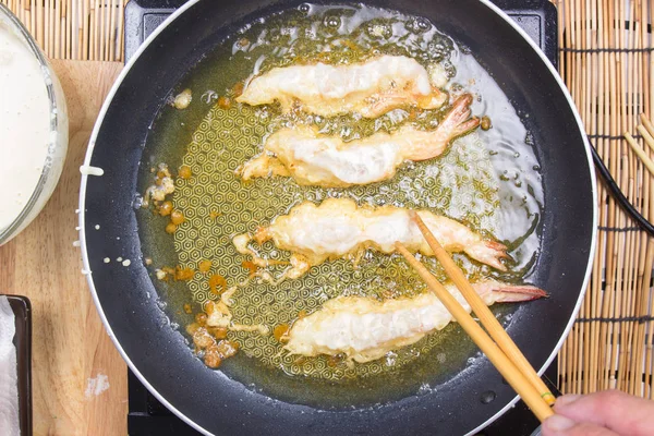 Chef-kok frituren garnaal Tempura Rechtenvrije Stockfoto's