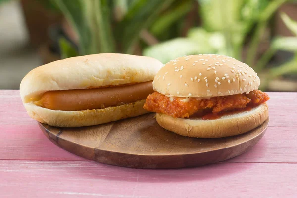 Hotdogs en chickenburgers Stockfoto