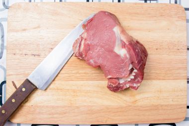 Ahşap geniş bıçak ile sığır eti