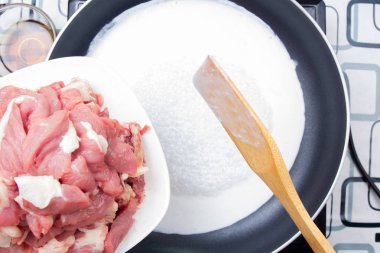 Yemek pişirmek için sığır eti dilim koyarak Şef