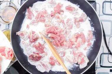 Şef stiring Hindistan cevizi sütü ile sığır eti dilim