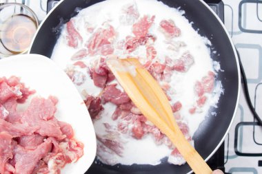 Yemek pişirmek için sığır eti dilim koyarak Şef