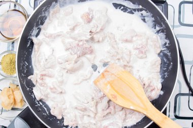 Şef stiring Hindistan cevizi sütü ile sığır eti dilim