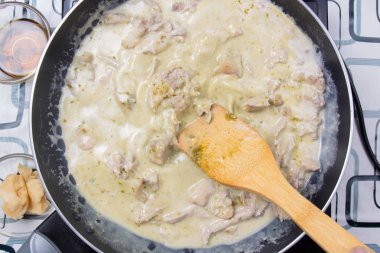 Şef stir fry yeşil köri yemek pişirmek için 