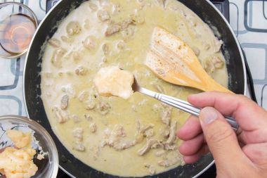 Şef Cooconut palm yeşil köri yemek pişirmek için şeker koymayı 