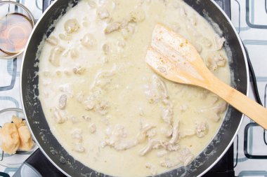 Şef stir fry yeşil köri yemek pişirmek için 