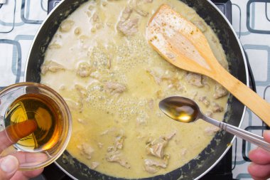 Yeşil yemek pişirmek için Şef koyarak balık sosu köri