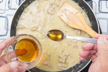 Yeşil yemek pişirmek için Şef koyarak balık sosu köri