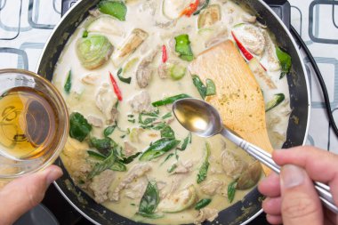 Yeşil yemek pişirmek için Şef koyarak balık sosu köri