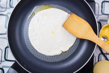 Pan ev dostum tarzında roti pişirme Şef