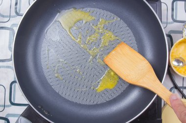 Tencereye tereyağı koymayı Şef