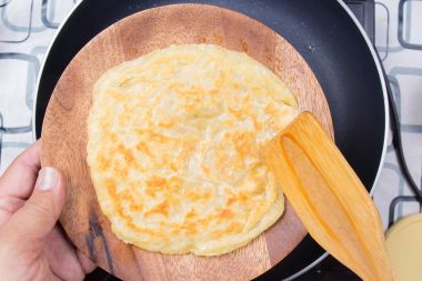 Şef koyarak roti plaka ev arkadaşı stil için pişmiş