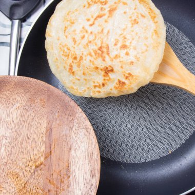 Şef koyarak roti plaka ev arkadaşı stil için pişmiş