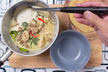 Sığır Yeşil köri kupasına koyarak Şef