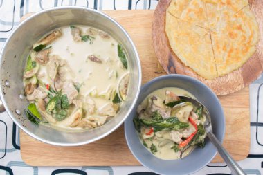 Sığır Yeşil köri kupasına koyarak Şef