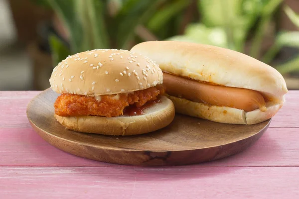 Hot-dogi i chickenburgers — Zdjęcie stockowe