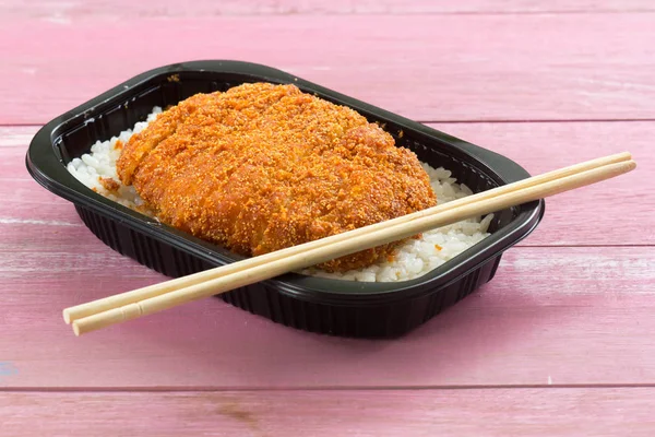 Stekt fläsk toppad på ris (tonkatsu) — Stockfoto