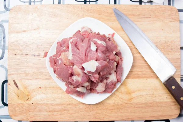 Chef rebanando carne antes de cocinar — Foto de Stock