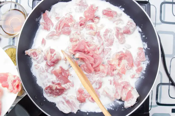 Şef stiring Hindistan cevizi sütü ile sığır eti dilim