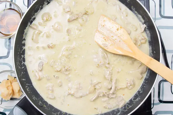 Şef stir fry yeşil köri yemek pişirmek için 