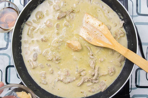 Şef Cooconut palm yeşil köri yemek pişirmek için şeker koymayı 