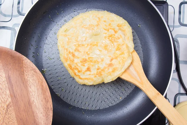 Şef koyarak roti plaka ev arkadaşı stil için pişmiş