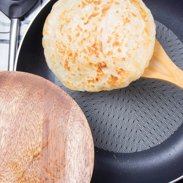 Şef koyarak roti plaka ev arkadaşı stil için pişmiş