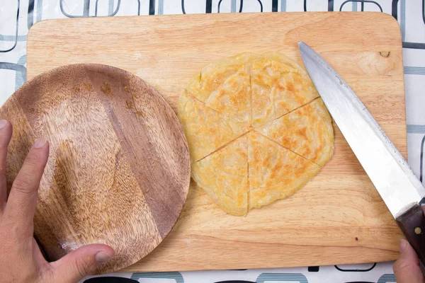 Hazırlanan Şef Roti plakasına pişmiş.