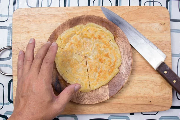 Hazırlanan Şef Roti plakasına pişmiş.