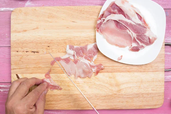 Şef sicing domuz eti Yakisoba yemek pişirmek için