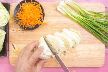 Şef kesme lahana ahşap geniş üzerinde