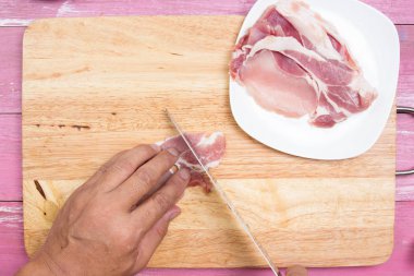 Şef sicing domuz eti Yakisoba yemek pişirmek için