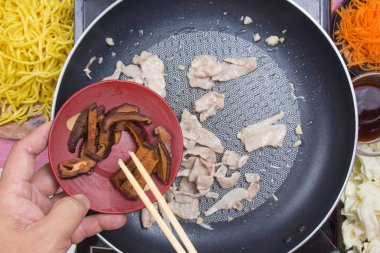 Şef karıştırın kızarmış dilim tavada mantar